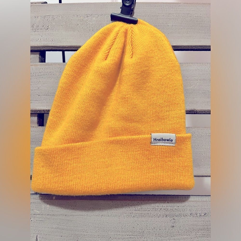 Hreibewie beanie hat in mustard yellow NWOT